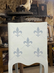 Fleur de lys stencil